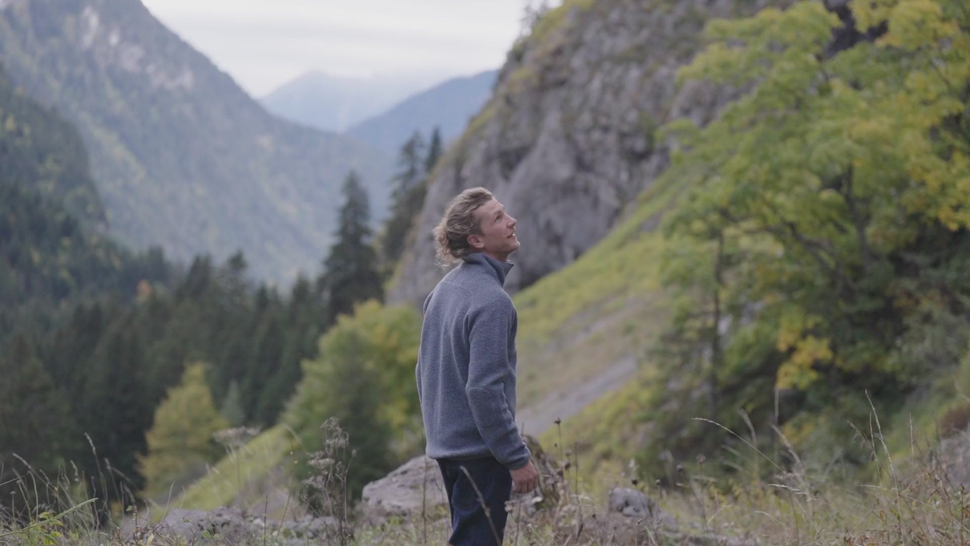 Isobaa | Mens 420 Merino Blend Borg Fleece (Smoke) | Made from superfine 260gm loop back Merino, this mid-weight sweatshirt is ideal for throwing on after a run or just relaxing in at the weekend, a true wardrobe staple | align: 40% 60% | Model: Baudoin