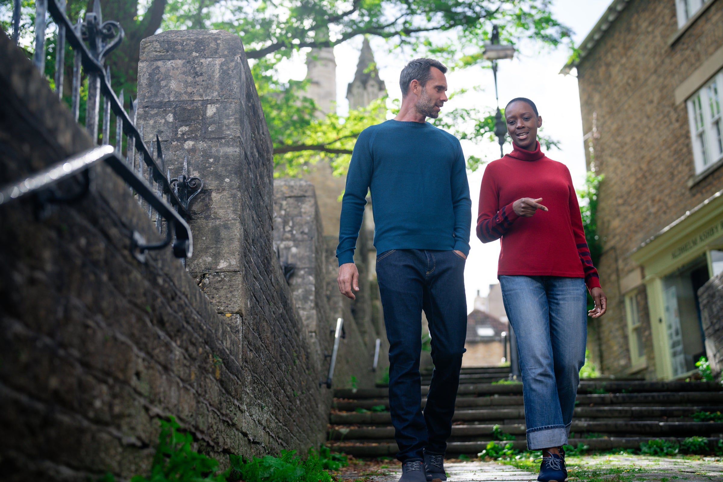 Un homme et une femme descendant un chemin en pierre, en discutant tranquillement