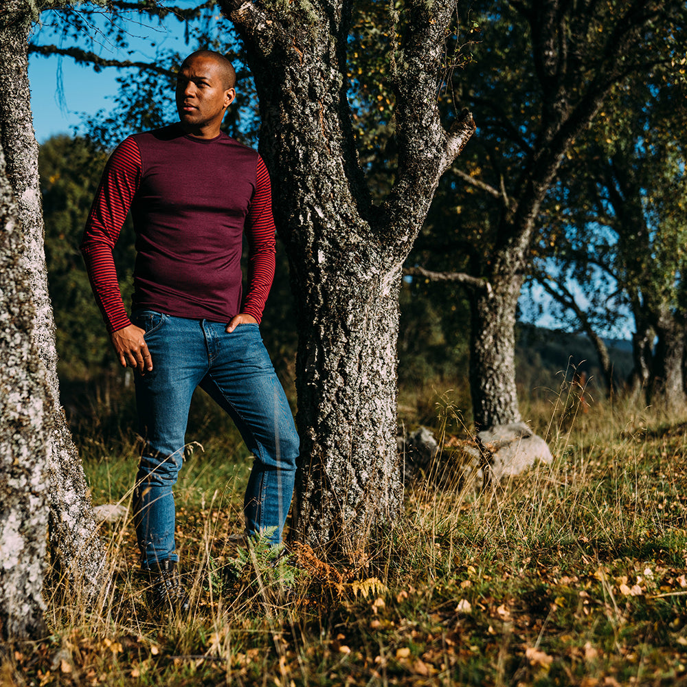 Isobaa | Mens Merino 180 Long Sleeve Crew (Stripe Wine/Red) | Get outdoors with the ultimate Merino wool long-sleeve top. | Model: Edirin