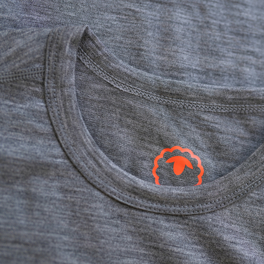 Isobaa | Mens Merino 180 Long Sleeve Crew (Charcoal) | Get outdoors with the ultimate Merino wool long-sleeve top.
