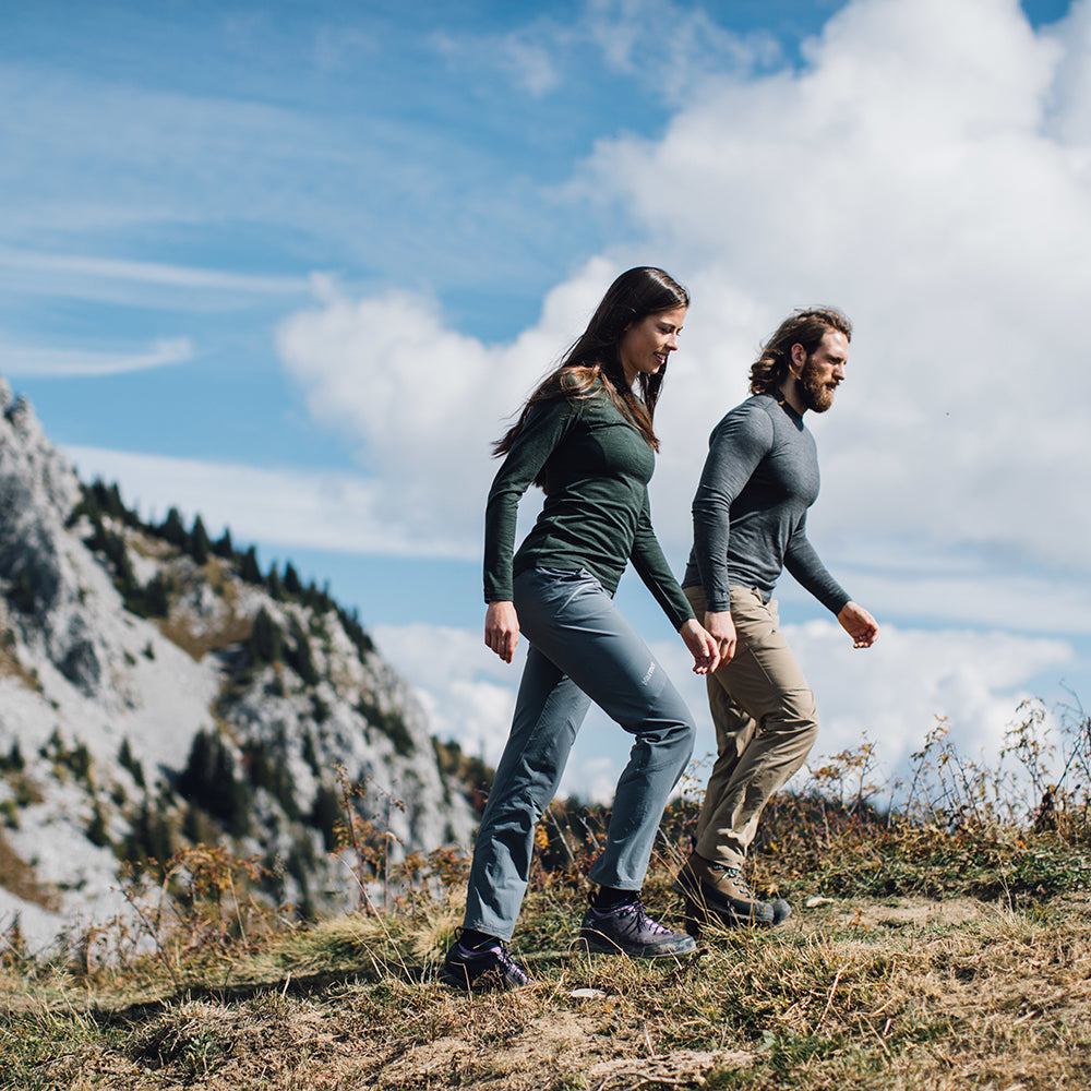 Isobaa | Mens Merino 180 Long Sleeve Crew (Smoke) | Get outdoors with the ultimate Merino wool long-sleeve top. | Model: Craig