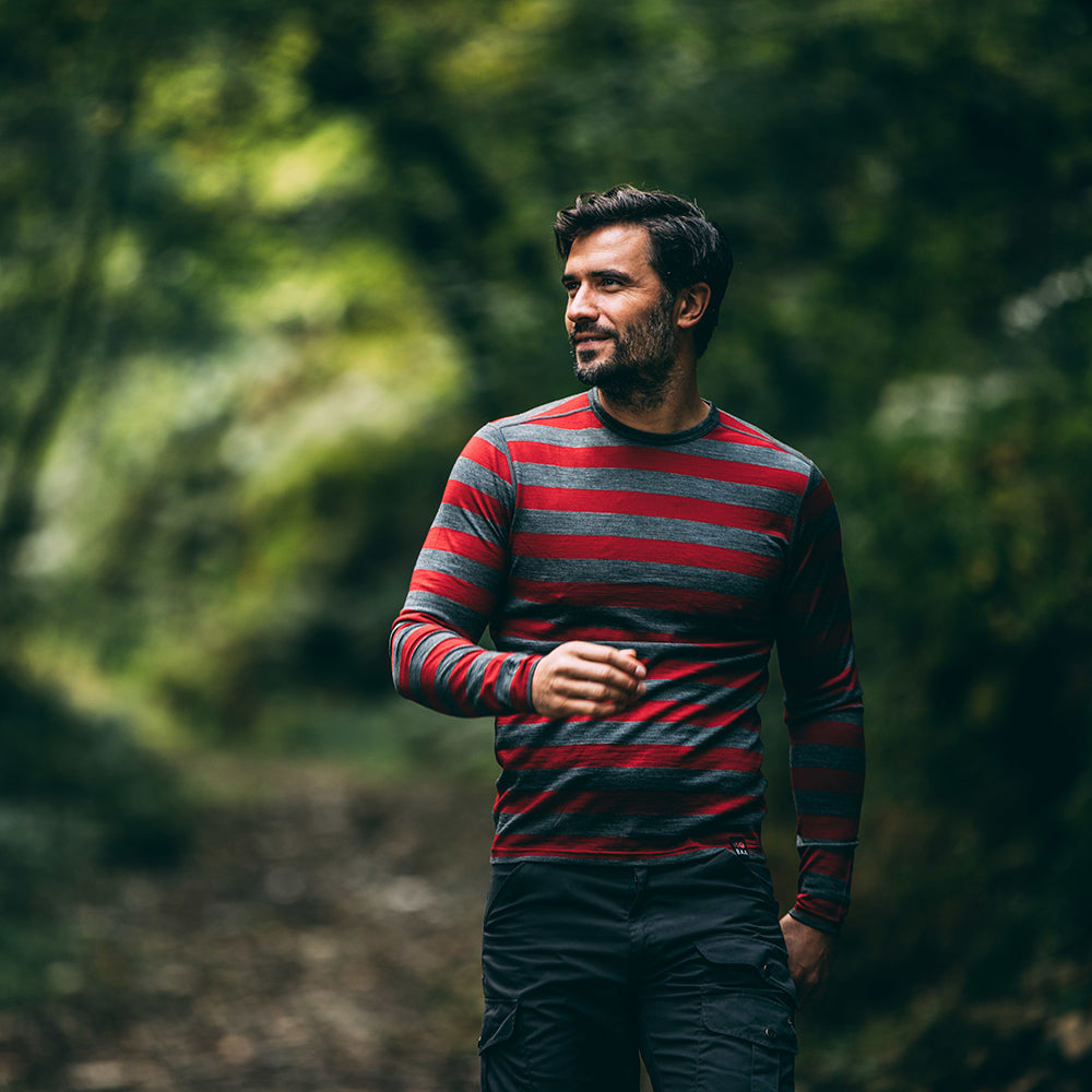 Isobaa | Mens Merino 180 Long Sleeve Crew (Smoke/Red) | Get outdoors with the ultimate Merino wool long-sleeve top. | Model: Duncan