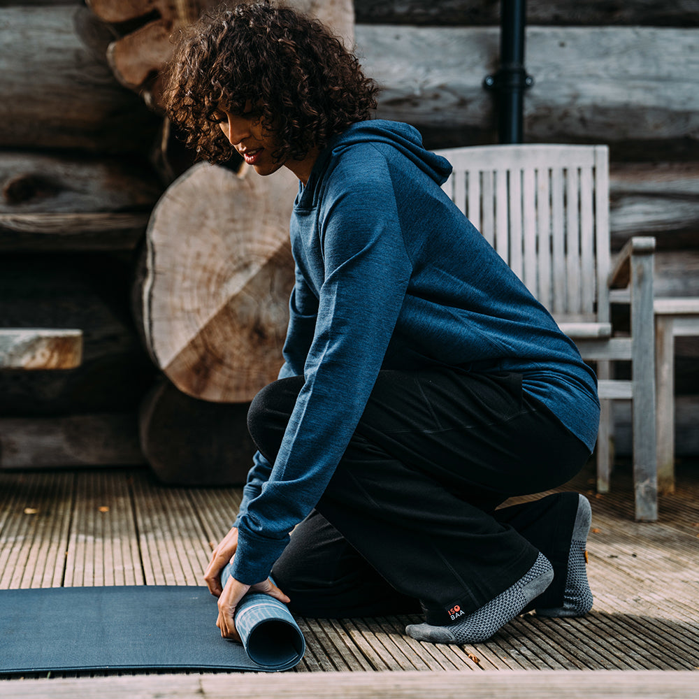 Isobaa | Womens Merino 260 Lounge Loose Joggers (Black/Smoke) | Isobaa 260gm Merino wool lounge joggers. | Model: Micah
